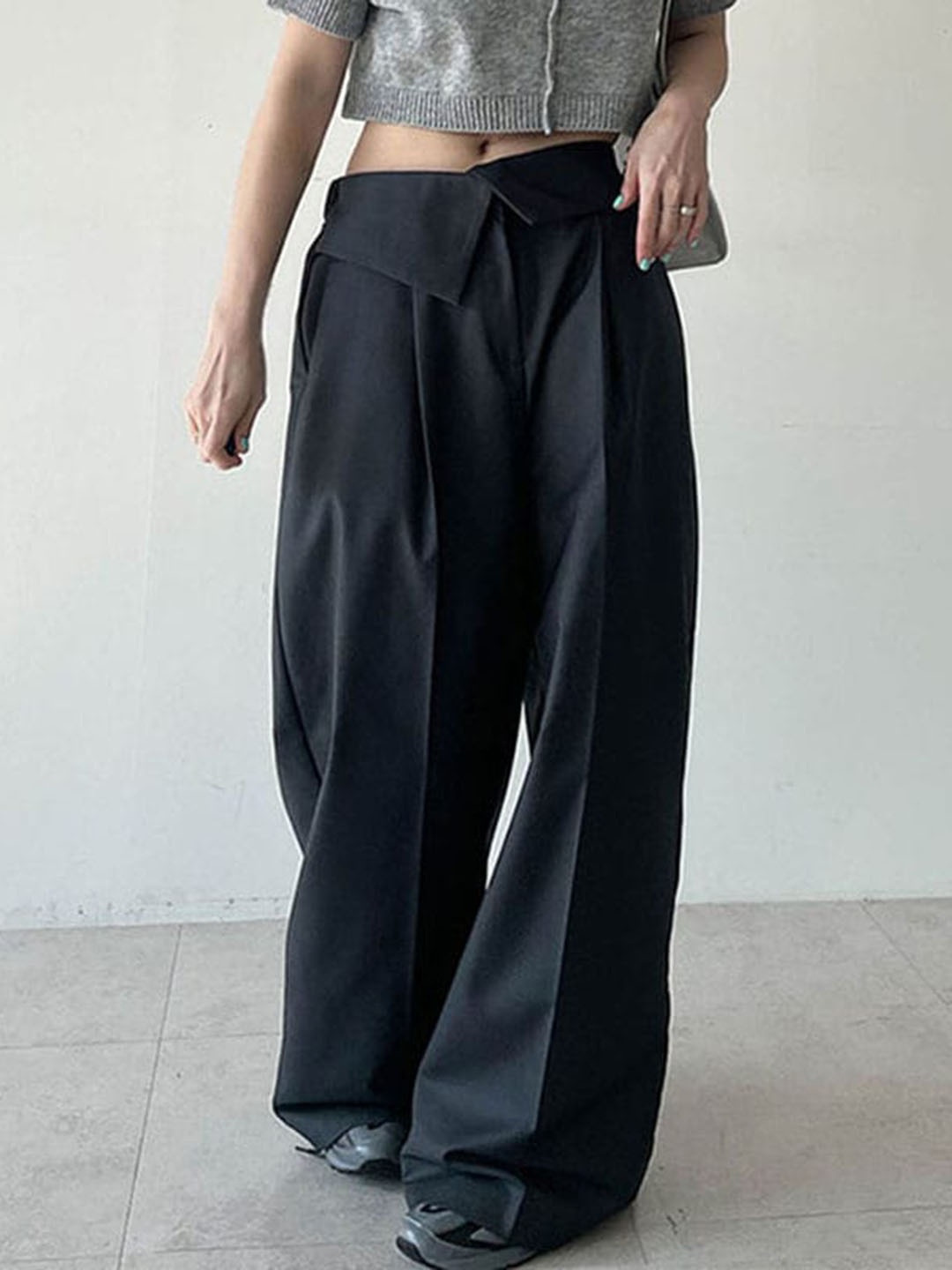 

StyleCast Women Black Loose Fit Mid-Rise Parallel Trousers