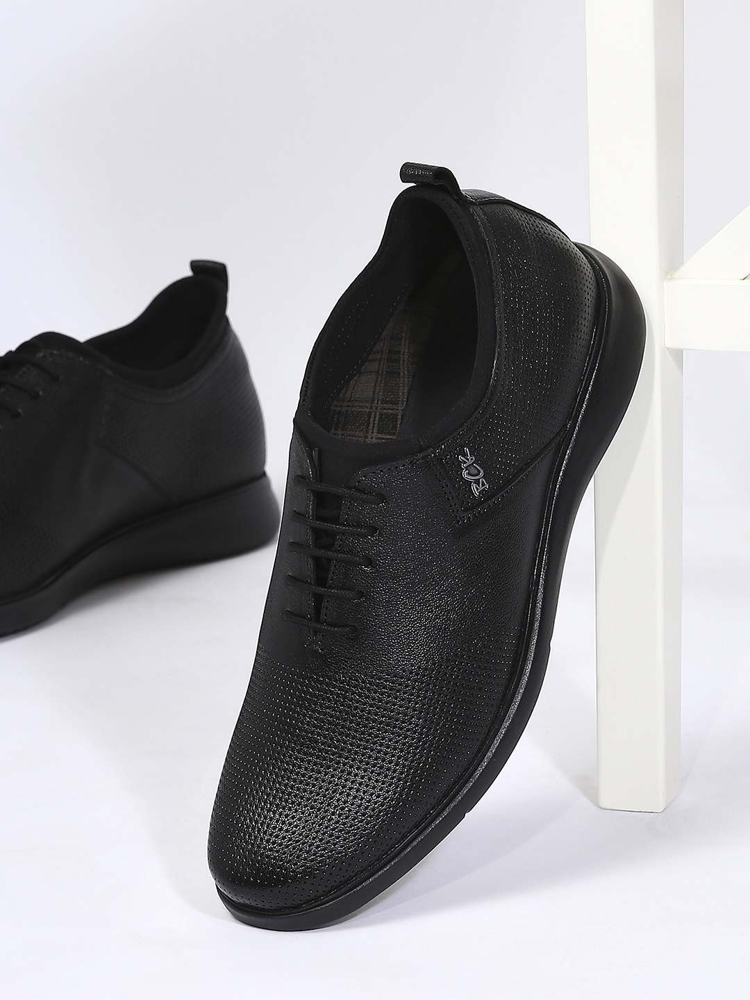 

Buckaroo Men Round Toe Perforated Leather Sneakers, Black