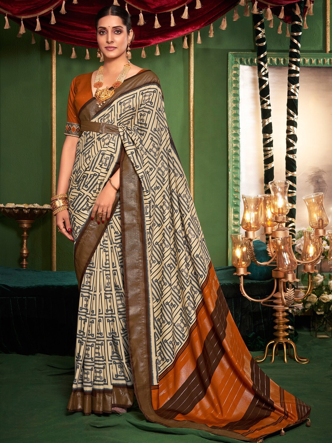 

Saree mall Cream-Coloured Geometric Printed Zari Sungudi Sarees