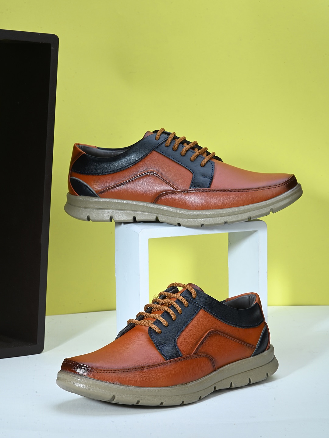 

HERE&NOW Men Tan Brown & Black Colourblocked Nubuck Sneakers