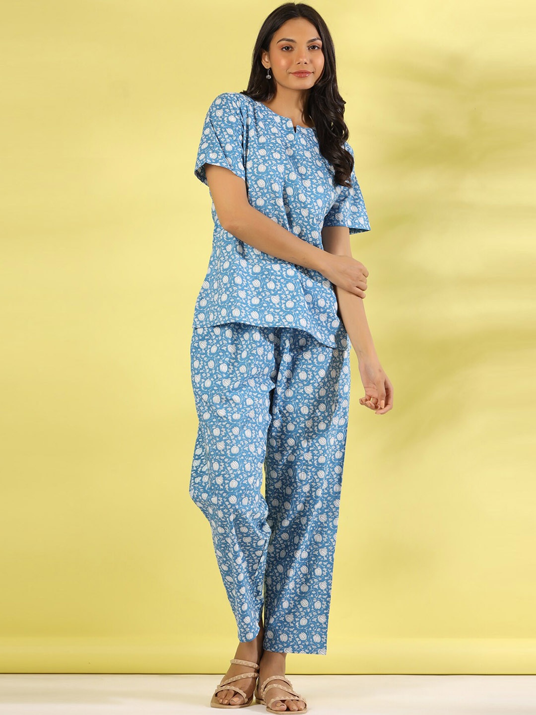 

SANSKRUTIHOMES Floral Printed Notched Neck Pure Cotton Night Suit, Blue