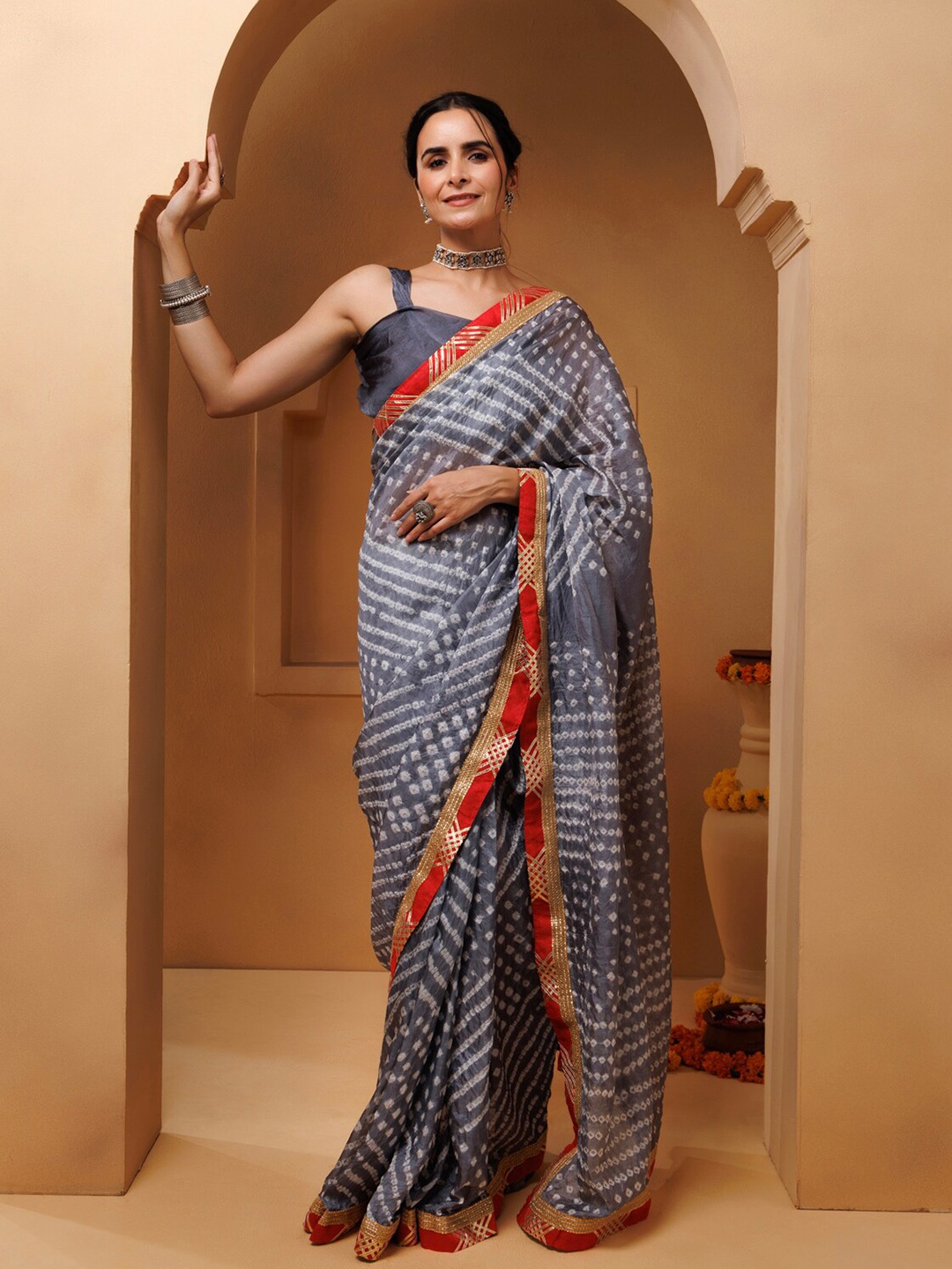 

Geroo Jaipur Bandhani Printed Ready to Wear Saree, Grey