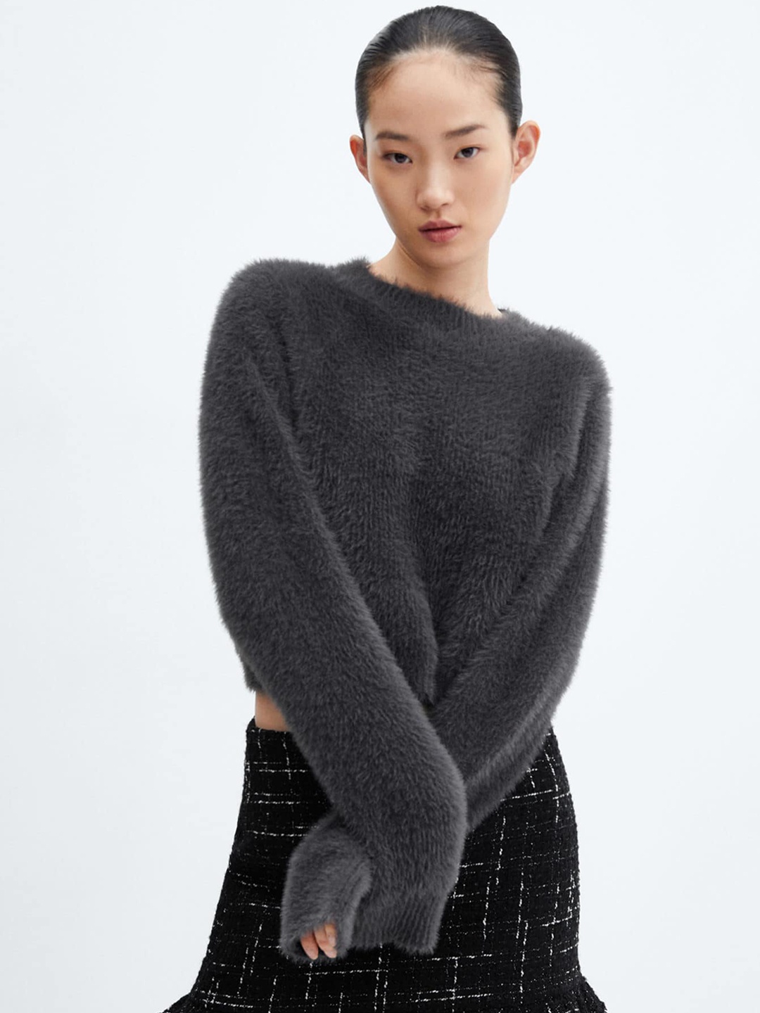 

MANGO Women Fuzzy Crop Pullover, Charcoal