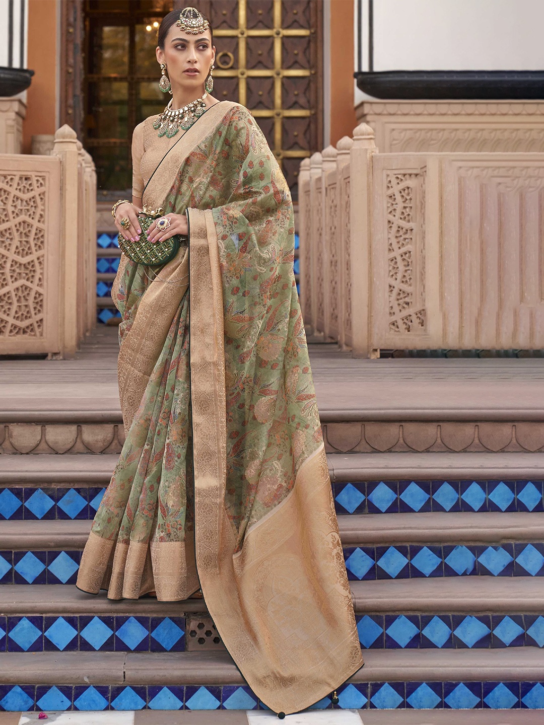 

Mitera Green & Gold-Toned Floral Woven Design Zari Organza Saree