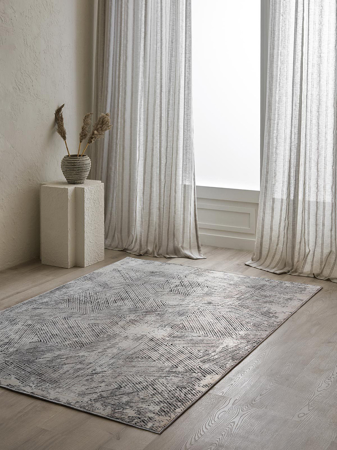 

DDecor Grey & Black Geometric Design Polypropylene Rectangular Carpet