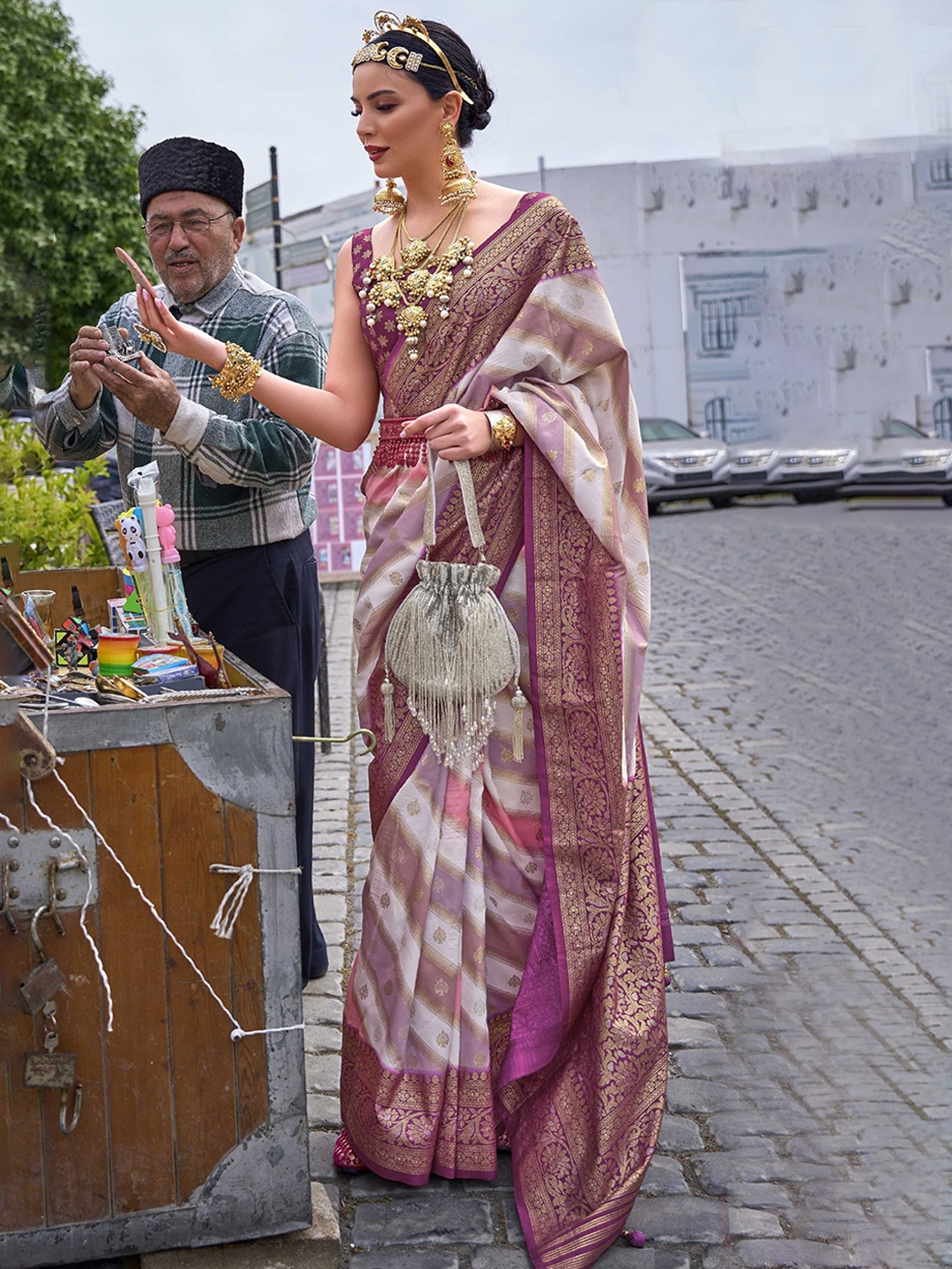 

Mitera Lavender & Gold-Toned Ethnic Motifs Woven Design Zari Saree