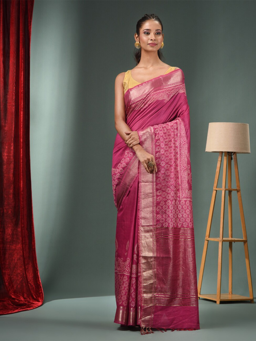 

Charukriti Ethnic Motifs Printed Zari Saree, Magenta