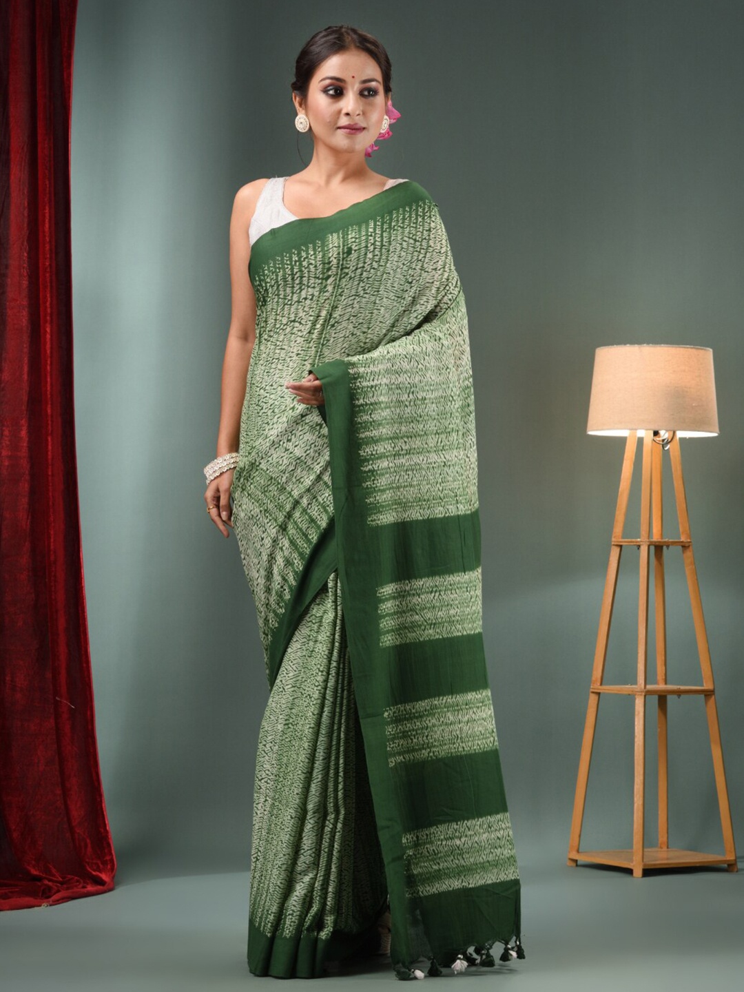 

Charukriti Abstract Printed Tasseled Pure Cotton Saree, White