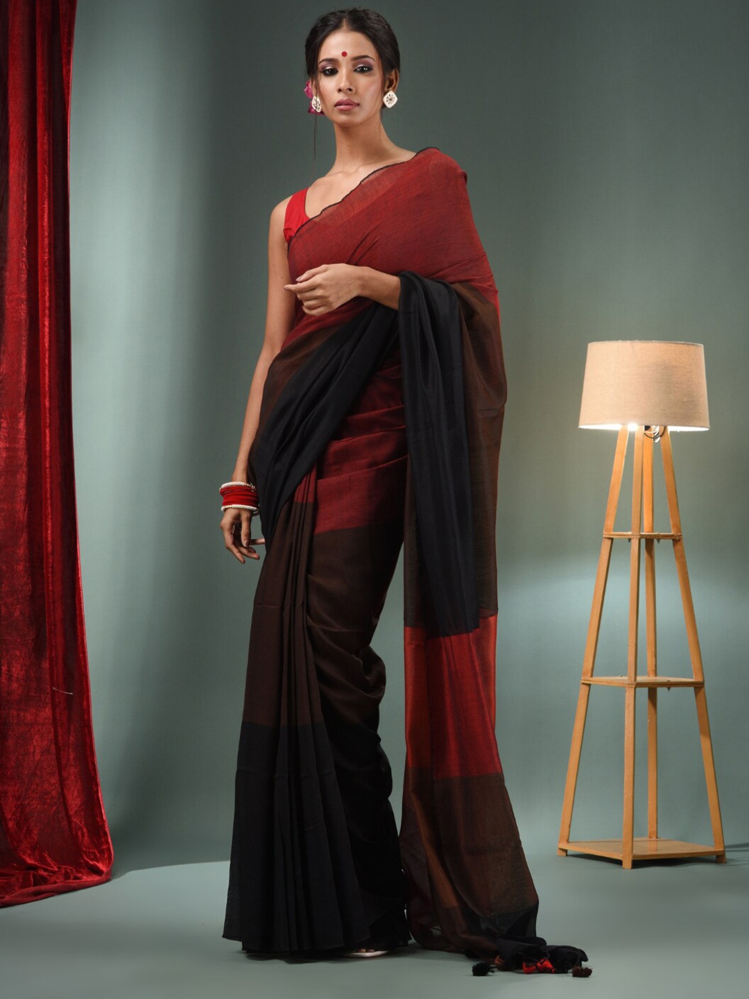 

Charukriti Colourblocked Pure Cotton Saree, Red