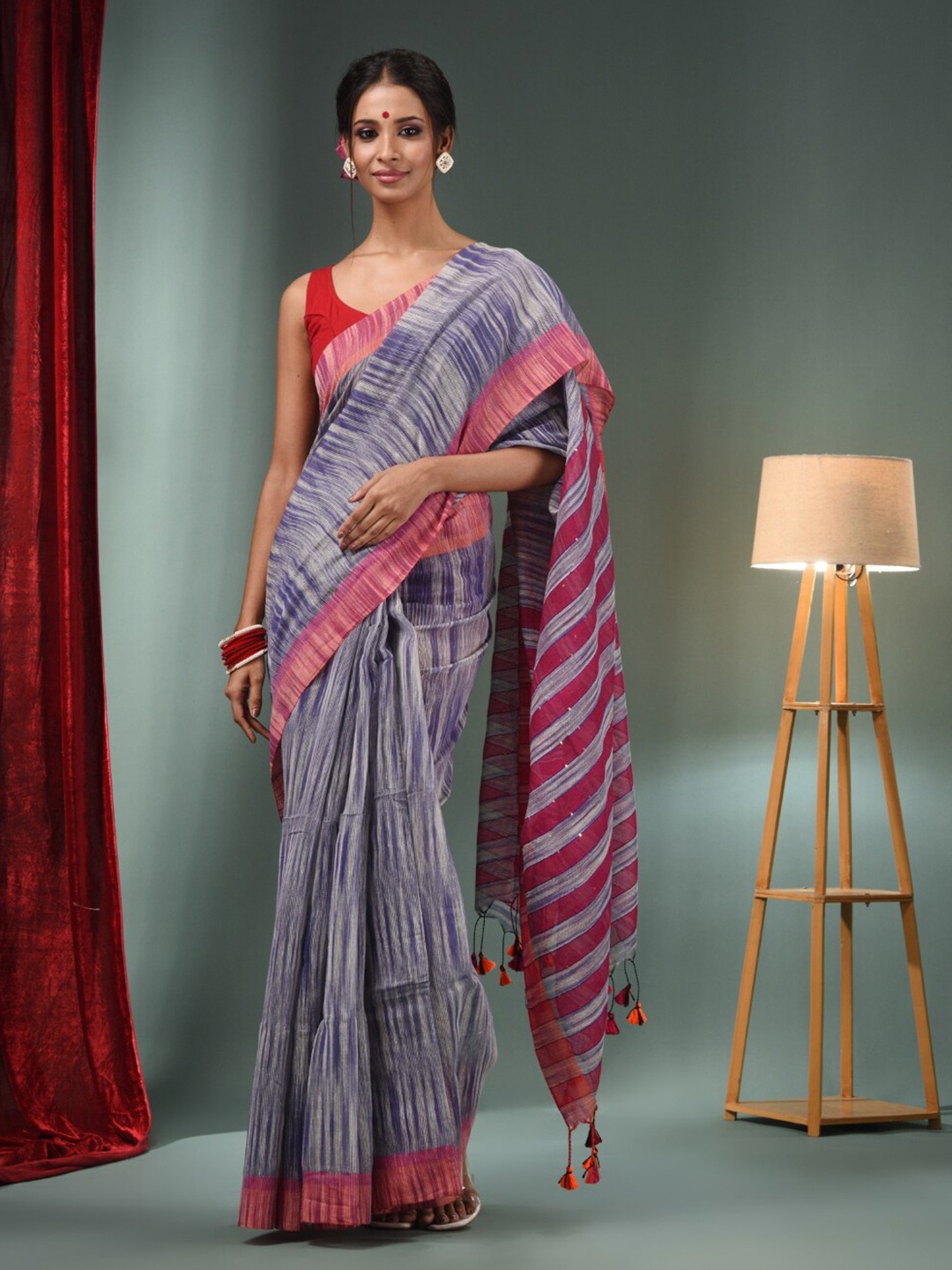 

Charukriti Absatrct Woven Design Sequinned Saree, Grey