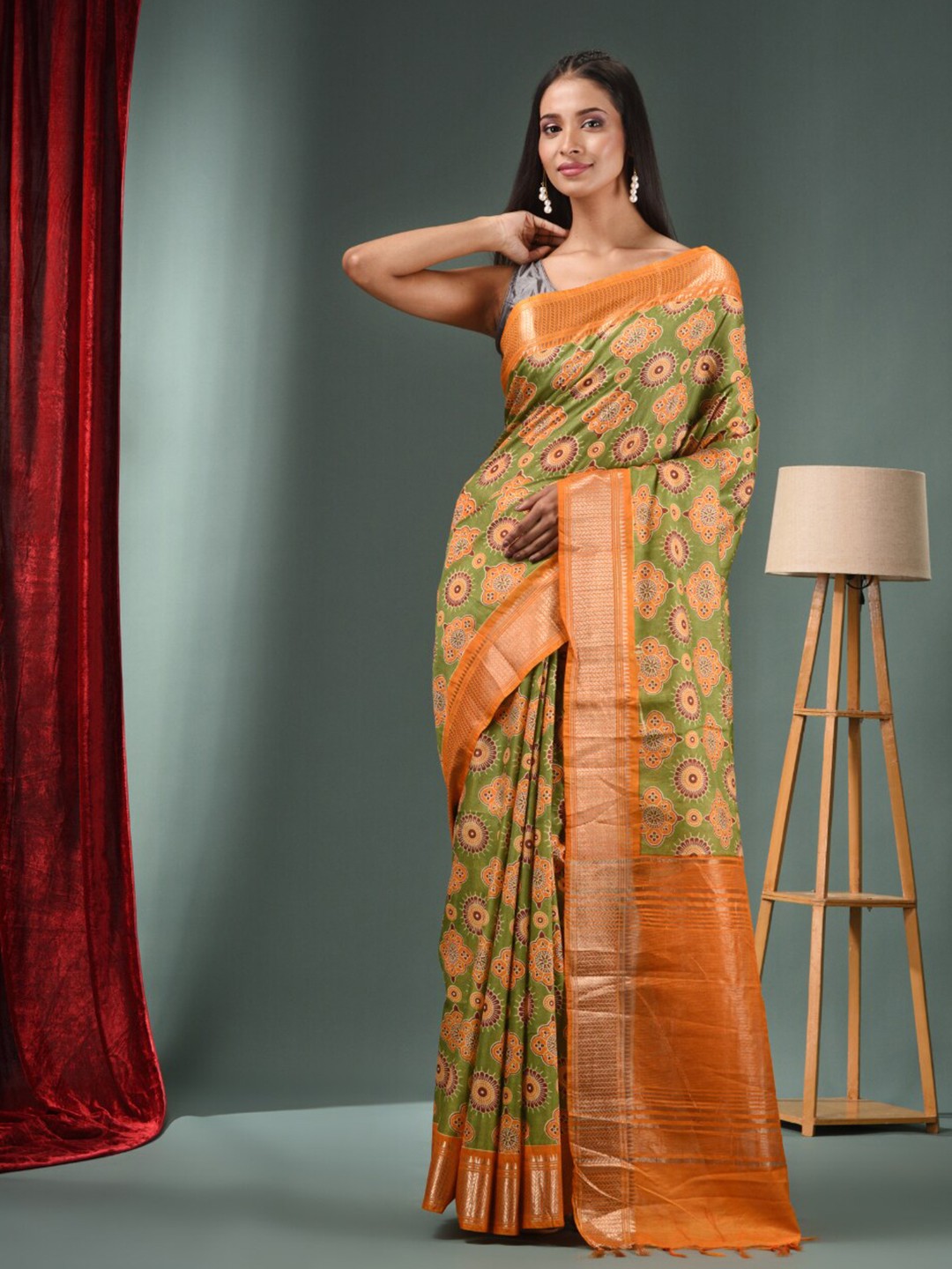 

Charukriti Ethnic Motifs Printed Zari Saree, Green