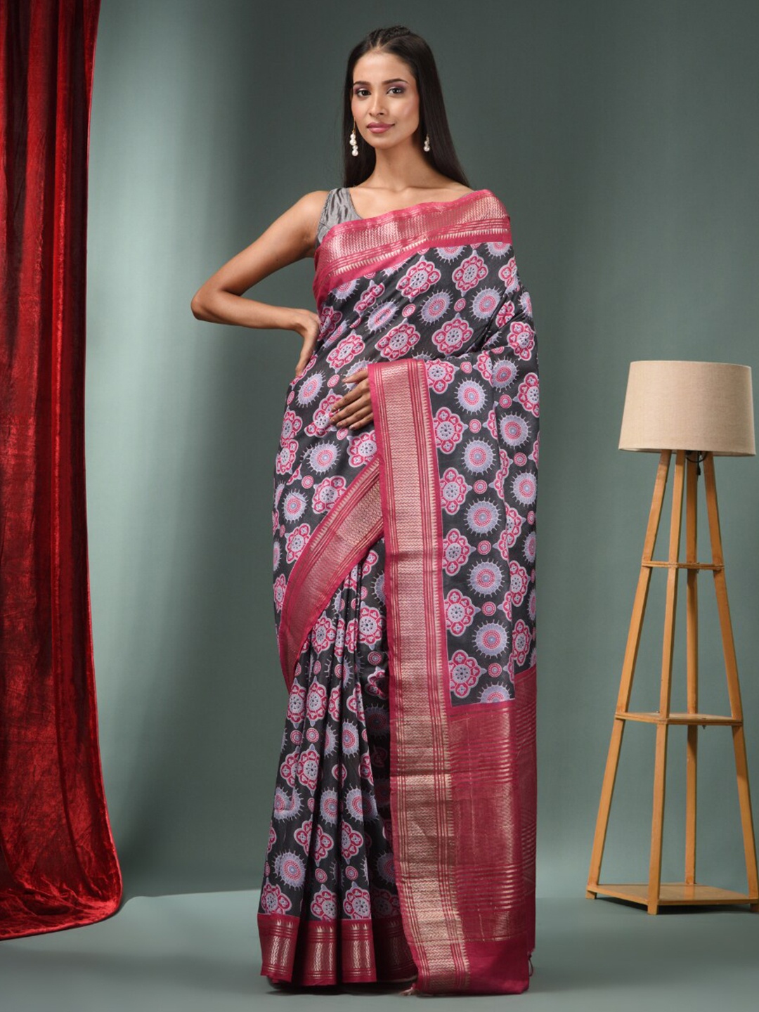 

Charukriti Ethnic Motifs Printed Zari Saree, Grey