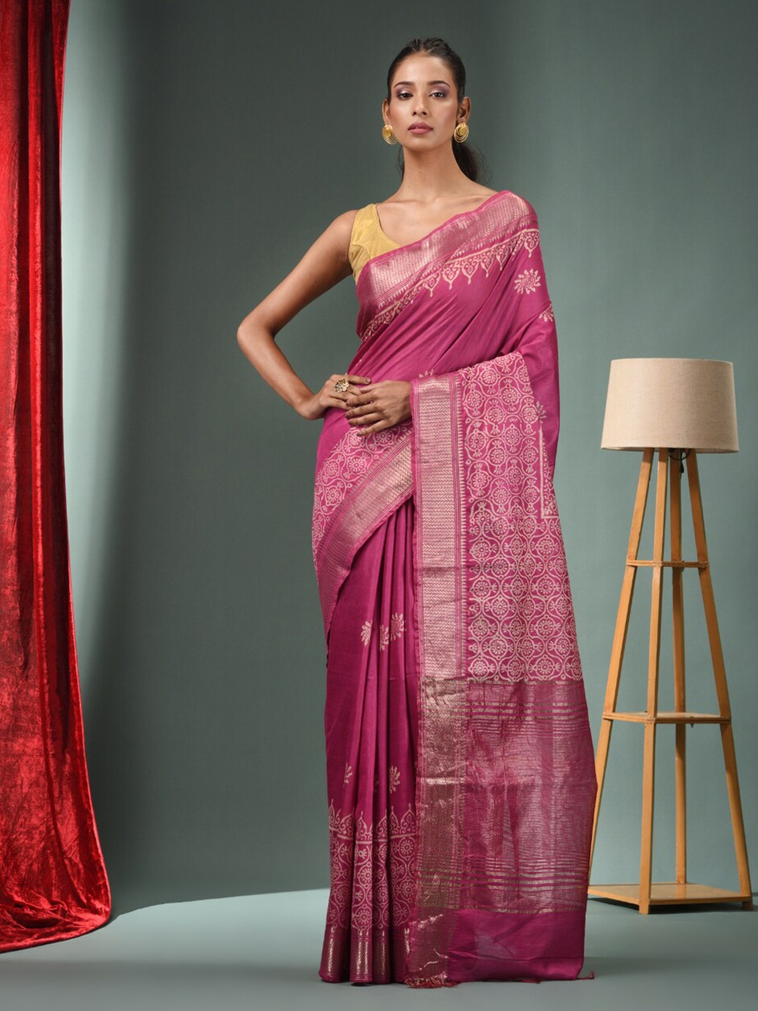 

Charukriti Ethnic Motifs Printed Zari Saree, Fuchsia