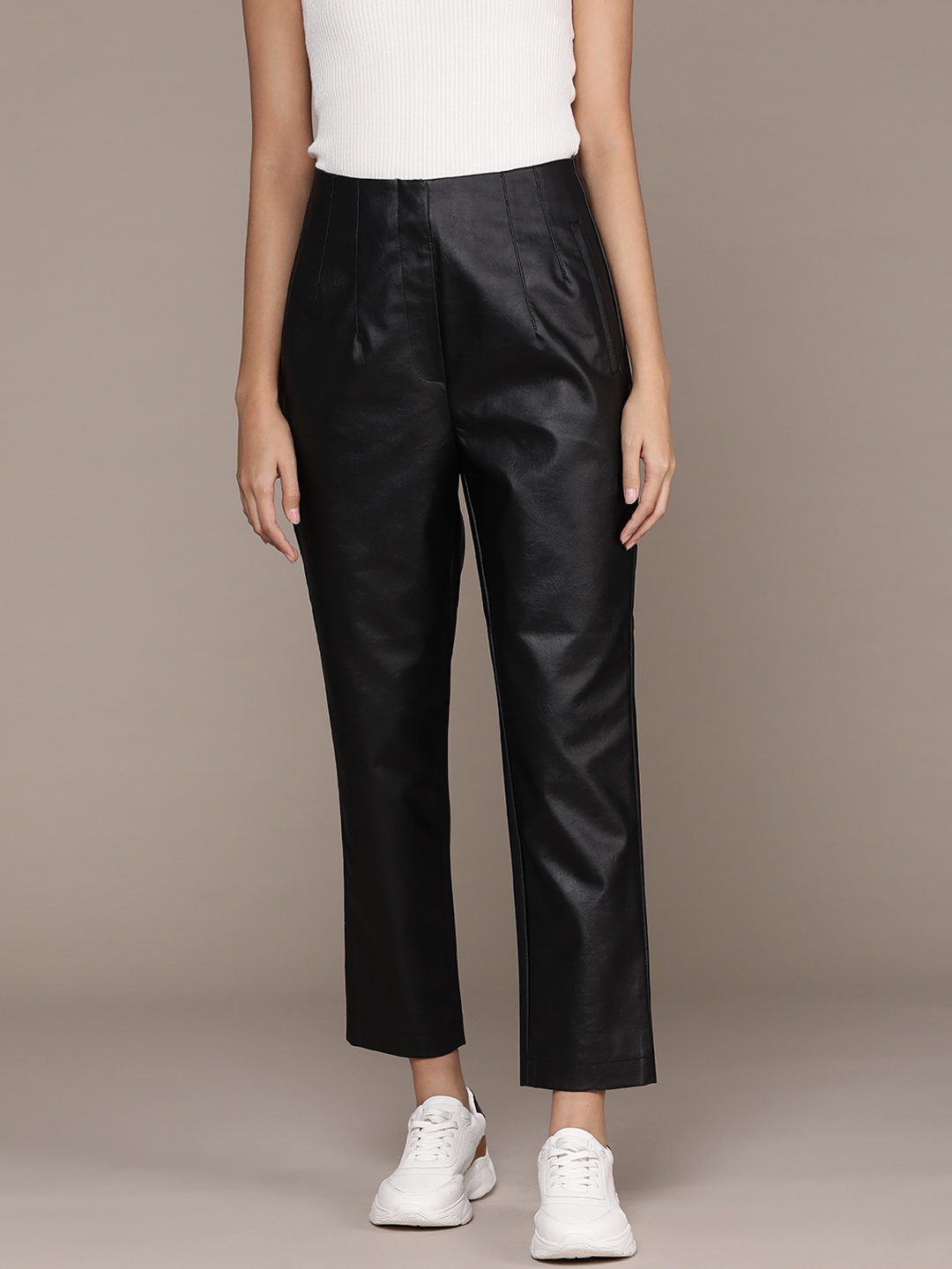 

Roadster Women Solid Regular Trousers, Black