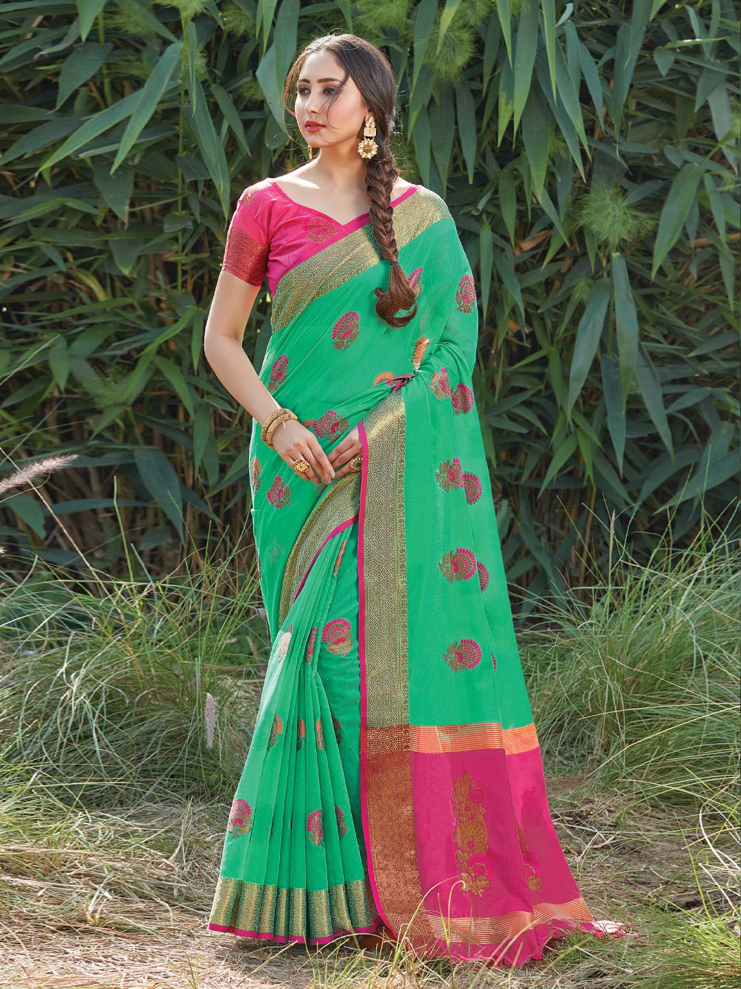 

DEVATITHI Ethnic Motifs Woven Design Zari Saree, Green