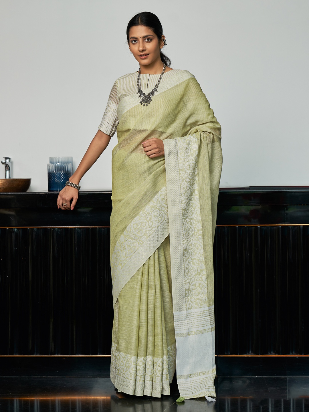 

DEVATITHI Woven Design Border Saree, Green