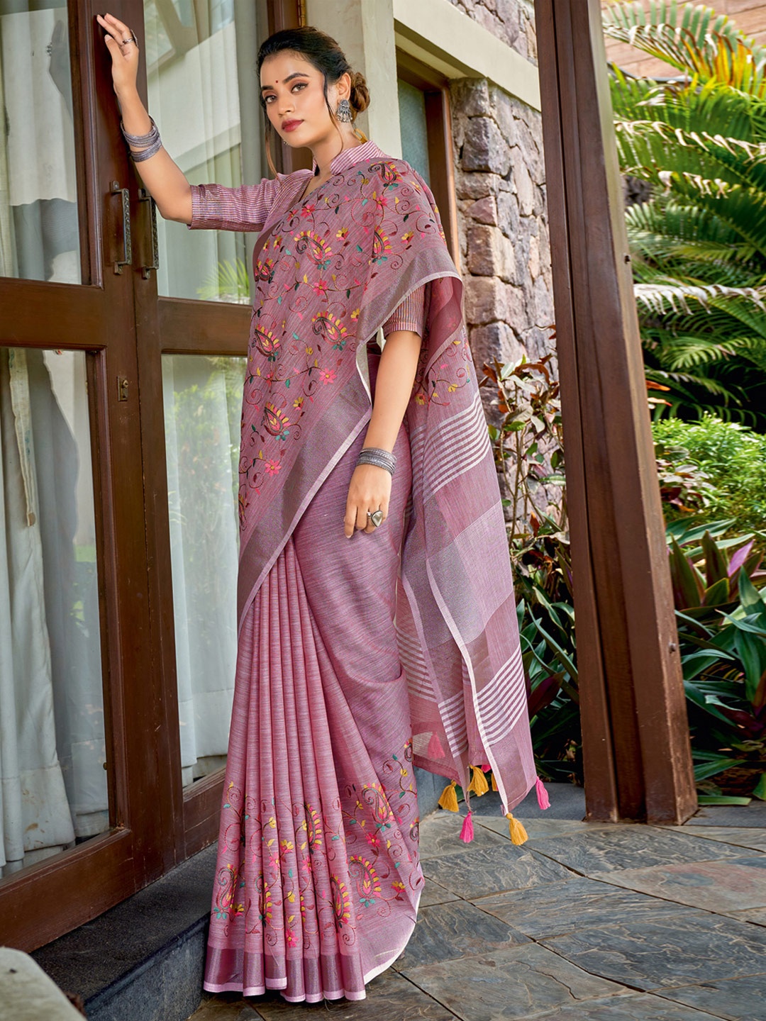 

DEVATITHI Floral Embroidered Saree, Purple