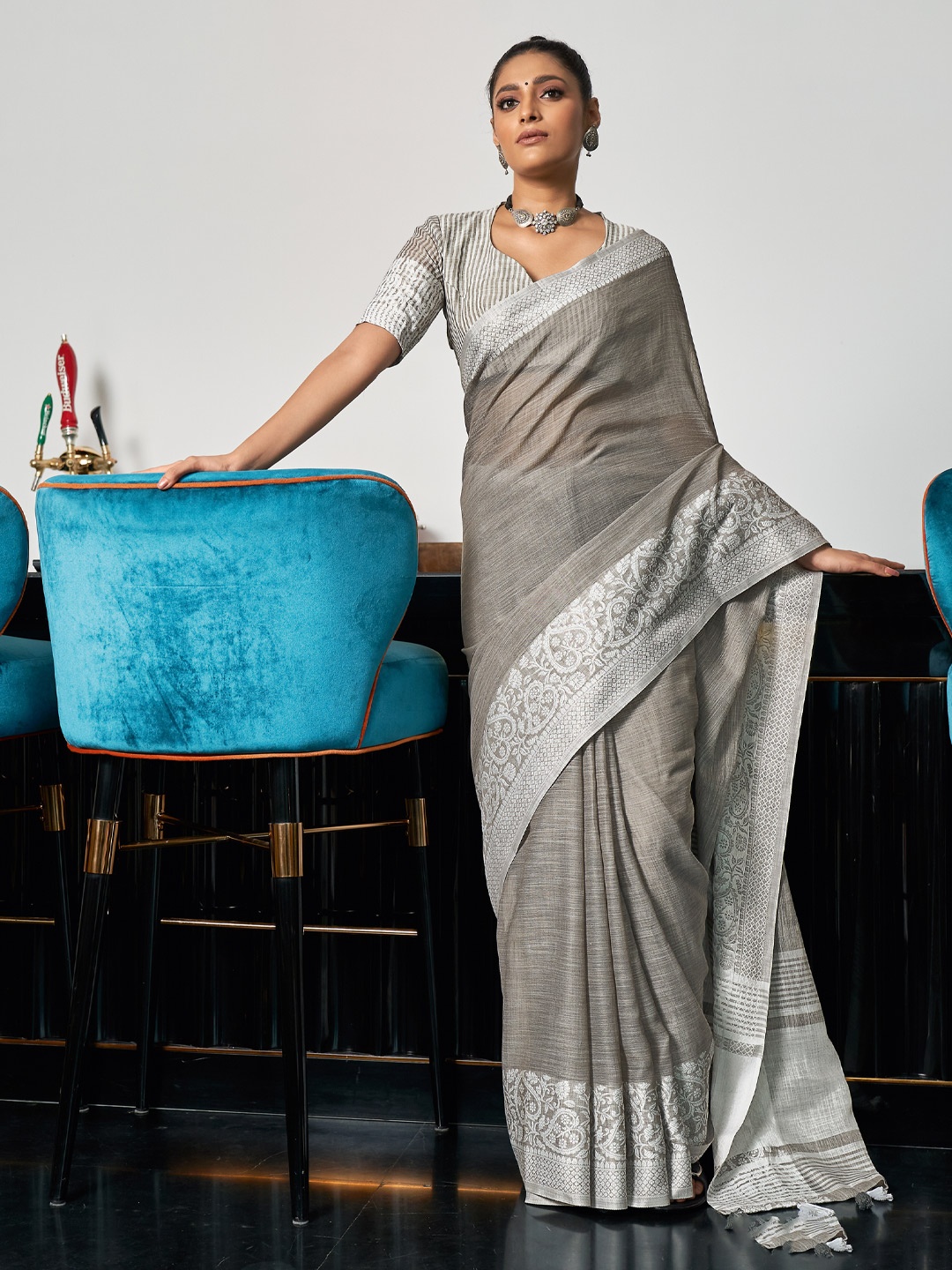

DEVATITHI Linen Blend Saree, Grey