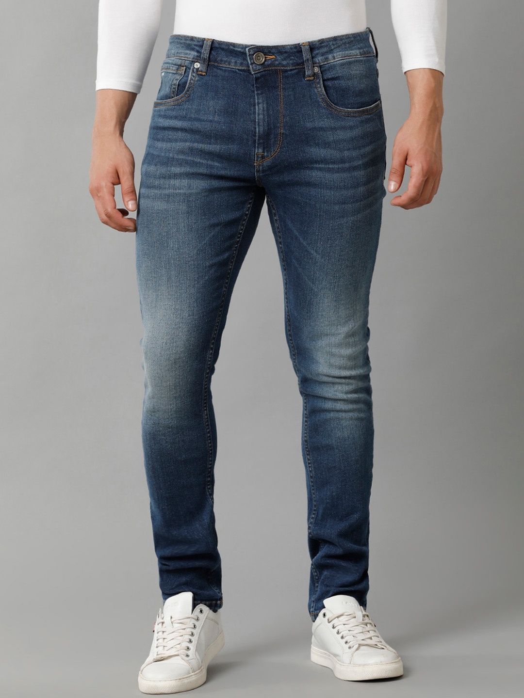 

Voi Jeans Men Skinny Fit Whiskers & Chevrons Light Fade Stretchable Jeans, Blue