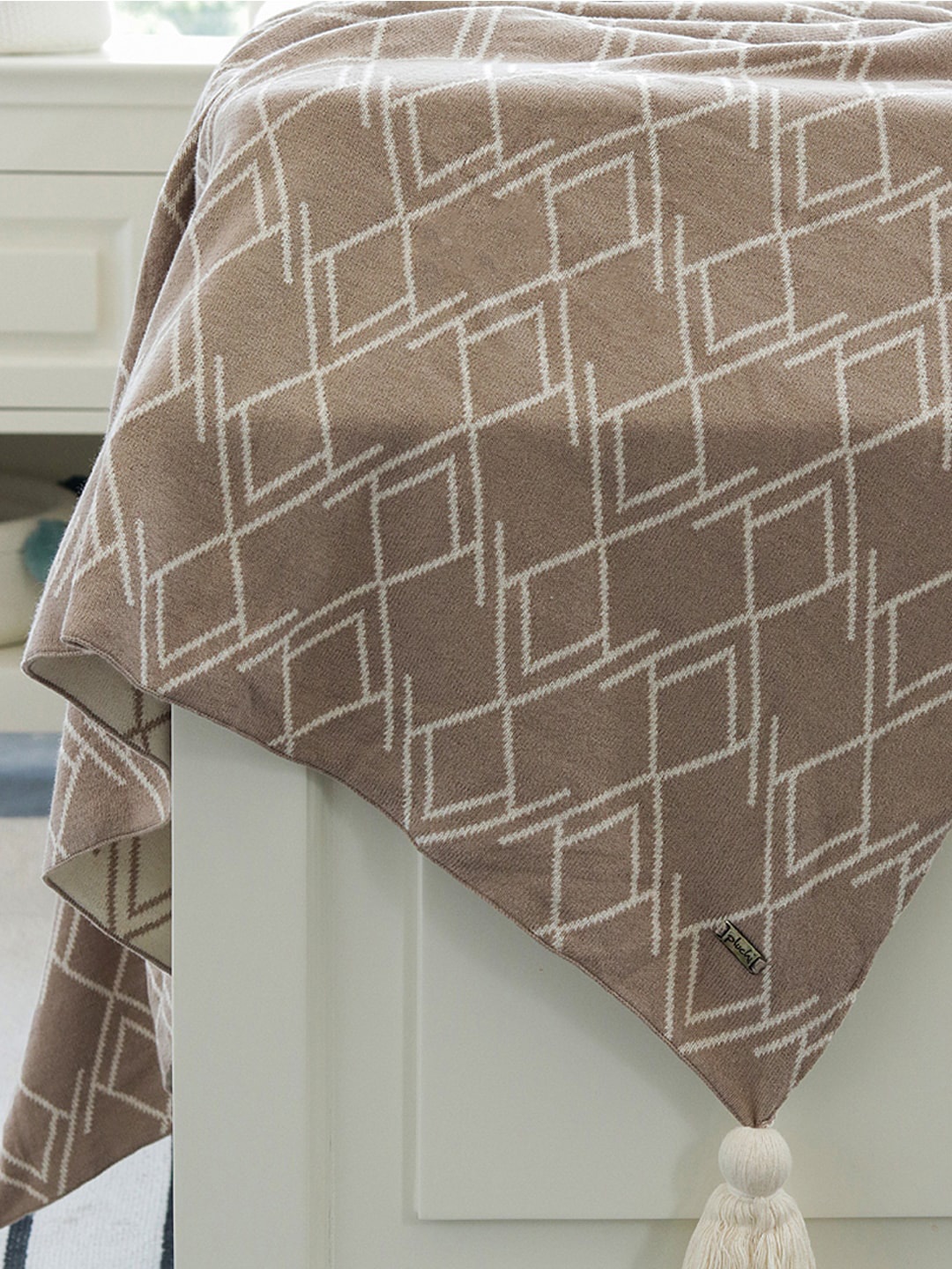 

Pluchi White Printed Pure Cotton Throw, Grey