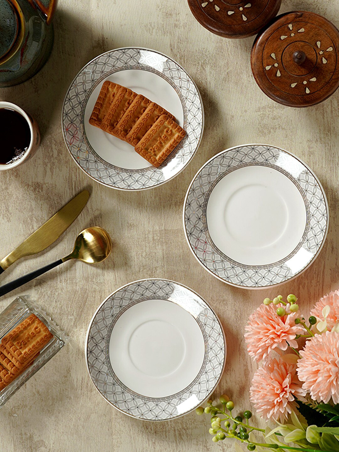 

CDI White & Grey 6 Pieces Printed Bone China Glossy Quarter Plates