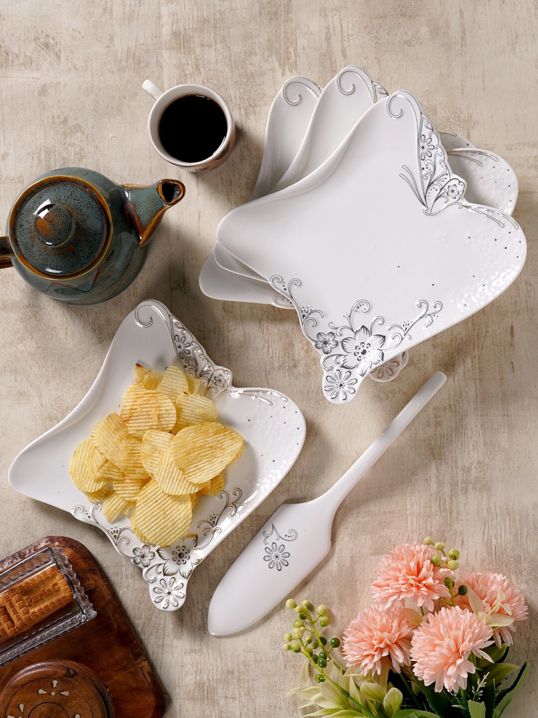 

CDI White & Black 4 Pieces Printed Bone China Glossy Plates