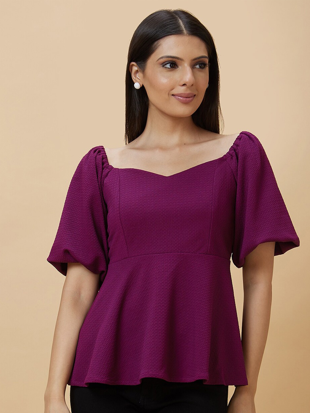 

Globus Purple Sweetheart Neck Puff Sleeve Peplum Top