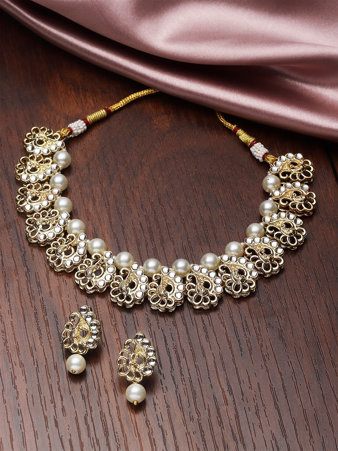 

KARATCART Gold-Plated Kundan-Studded & Pearl-Beaded Jewellery Set