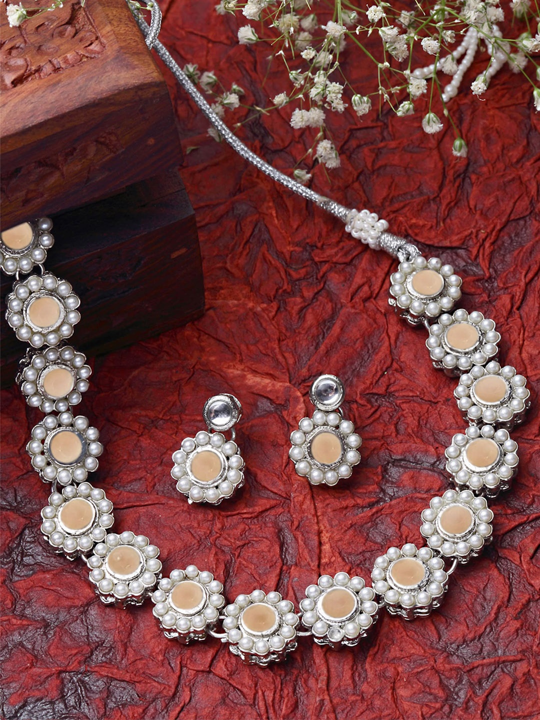 

KARATCART Silver-Plated Kundan Stone Studded Jewellery Set
