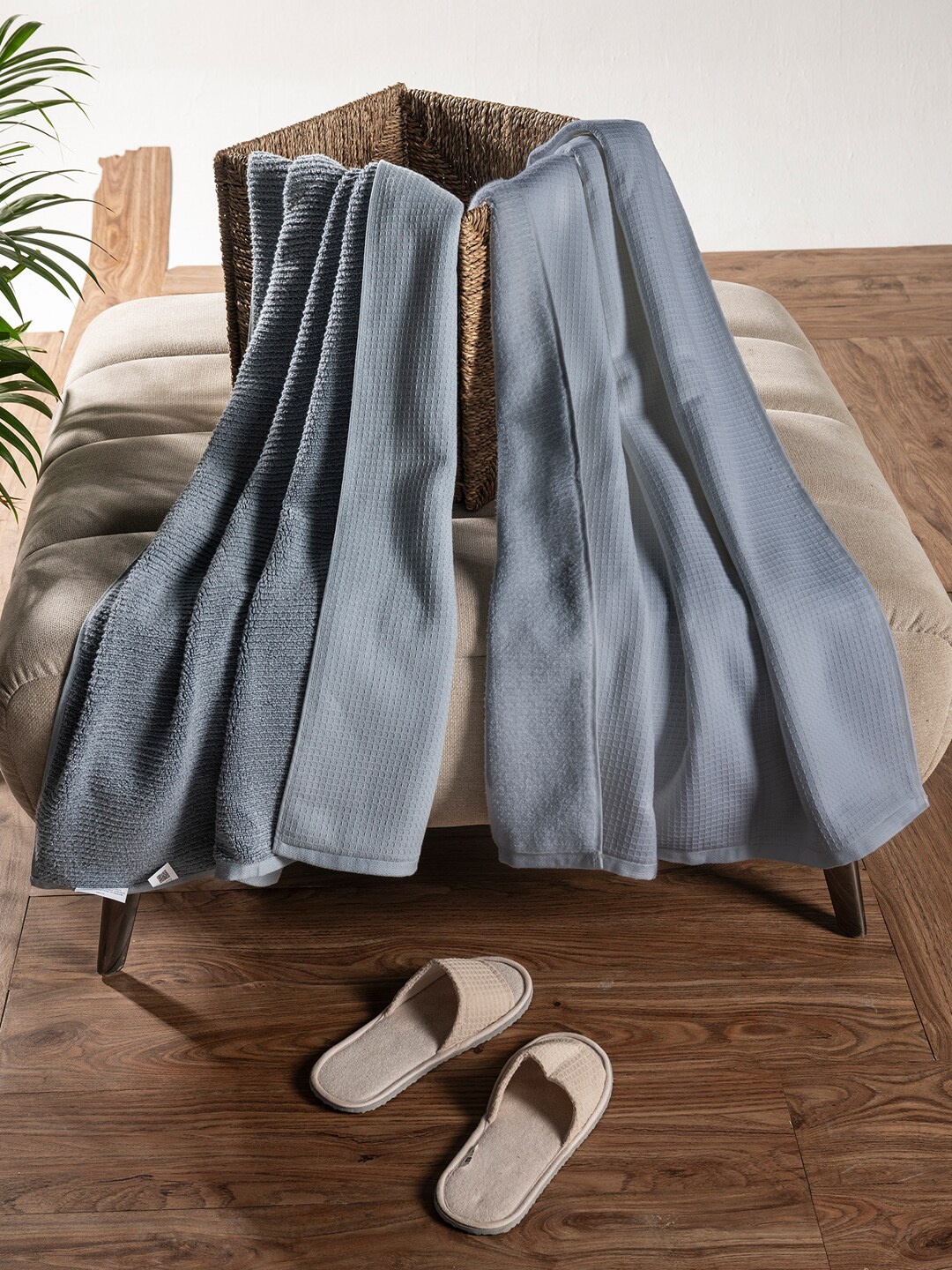 

DAMENSCH 2 Egyptian Texture Bath Towel, Blue