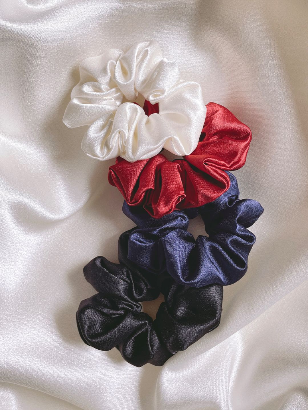 

Mueras Set of 4 Satin Silk Scrunchie, White