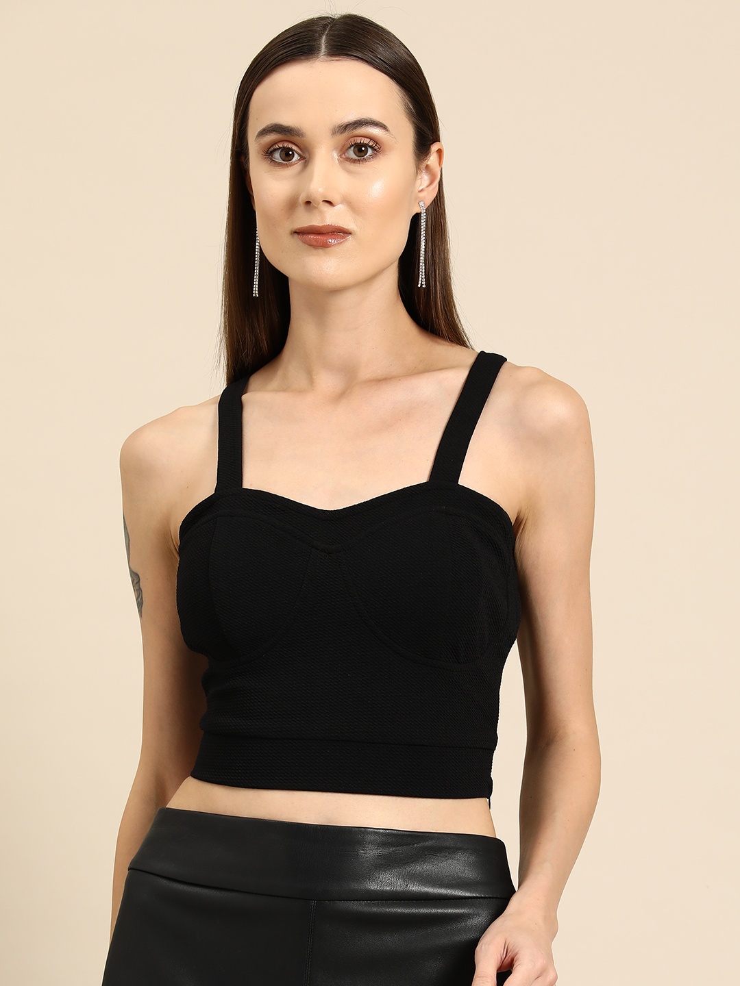 

DODO & MOA Solid Fitted Crop Top, Black