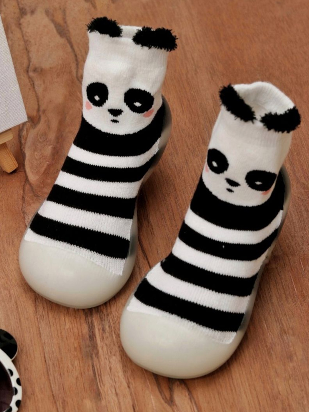 

Yellow Bee Infant Boys Striped Cotton Ankle Length Rubber Sole Socks, White