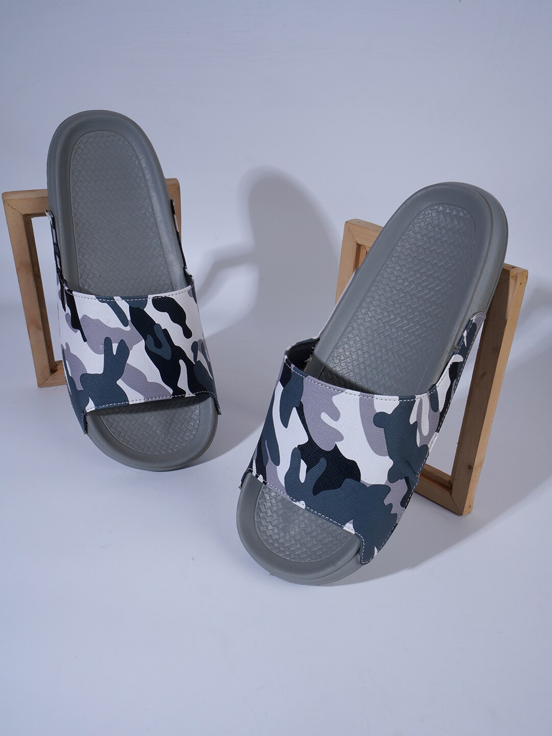 

PERY PAO Men Printed Sliders, Grey