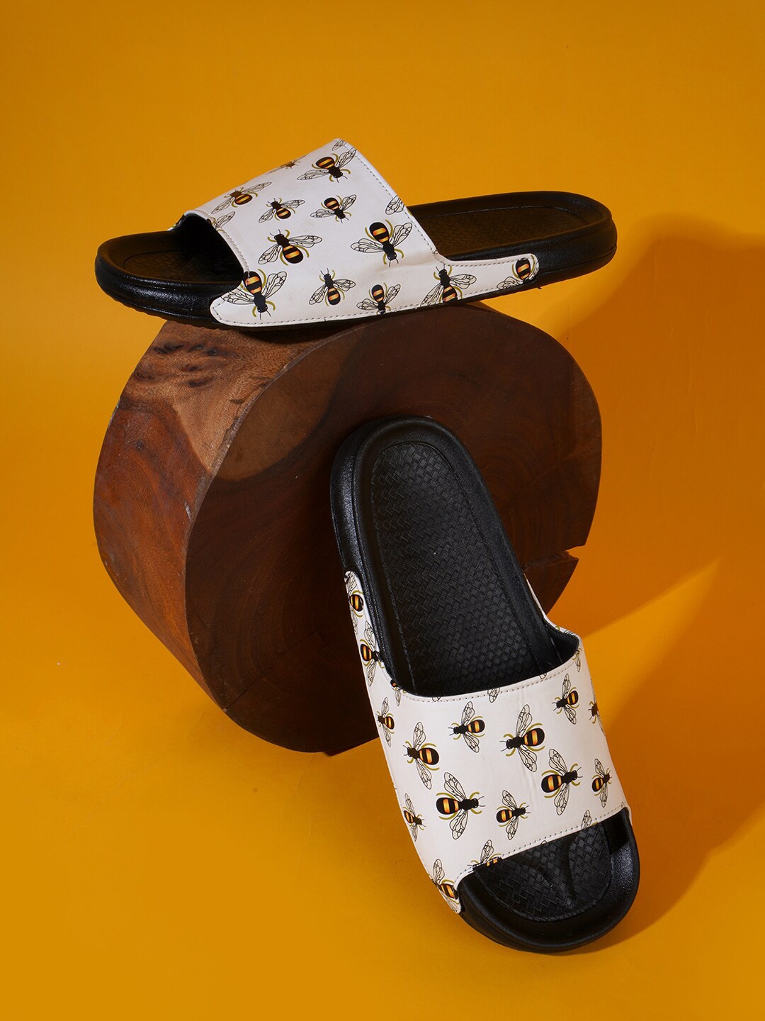

PERY PAO Men Printed Sliders, White