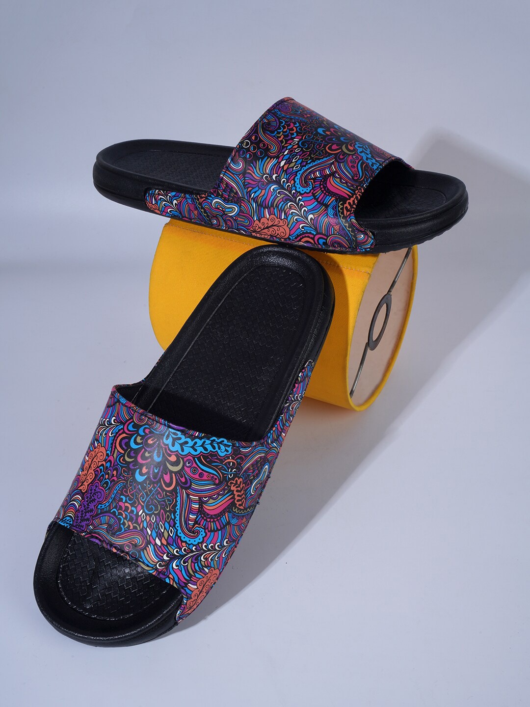

PERY PAO Men Printed Sliders, Purple
