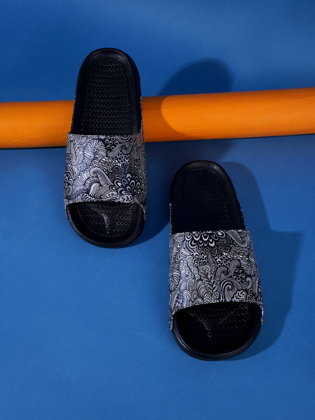 

PERY PAO Men Printed Sliders, Black