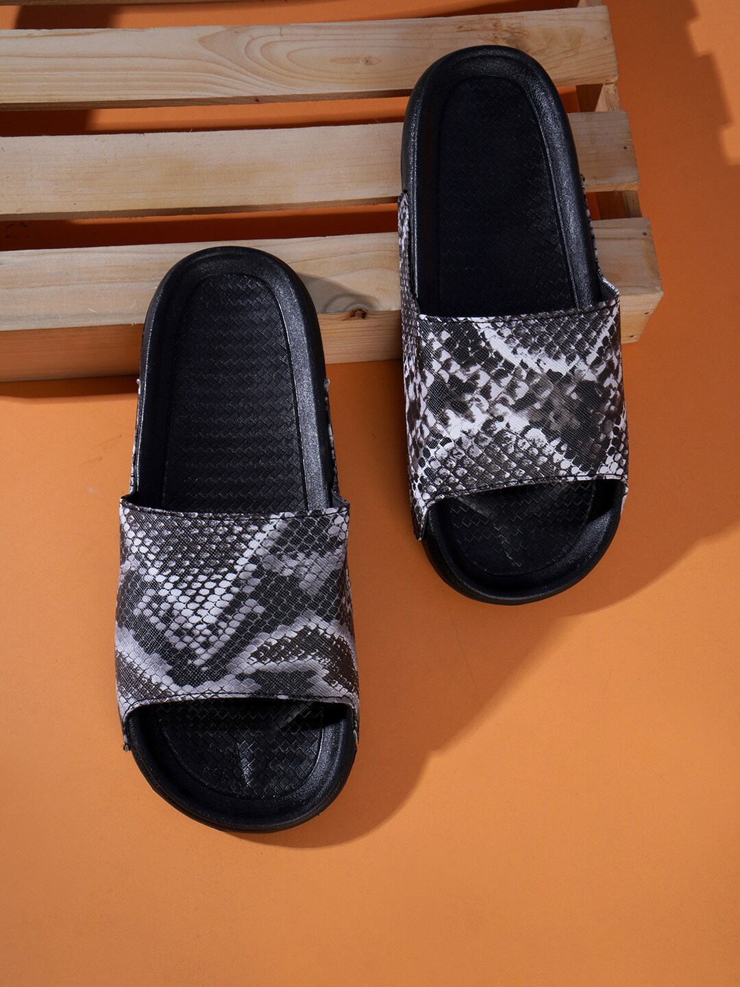 

PERY PAO Men Printed Sliders, Black