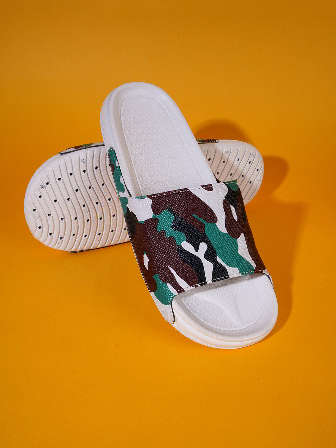 

PERY PAO Men Printed Sliders, White