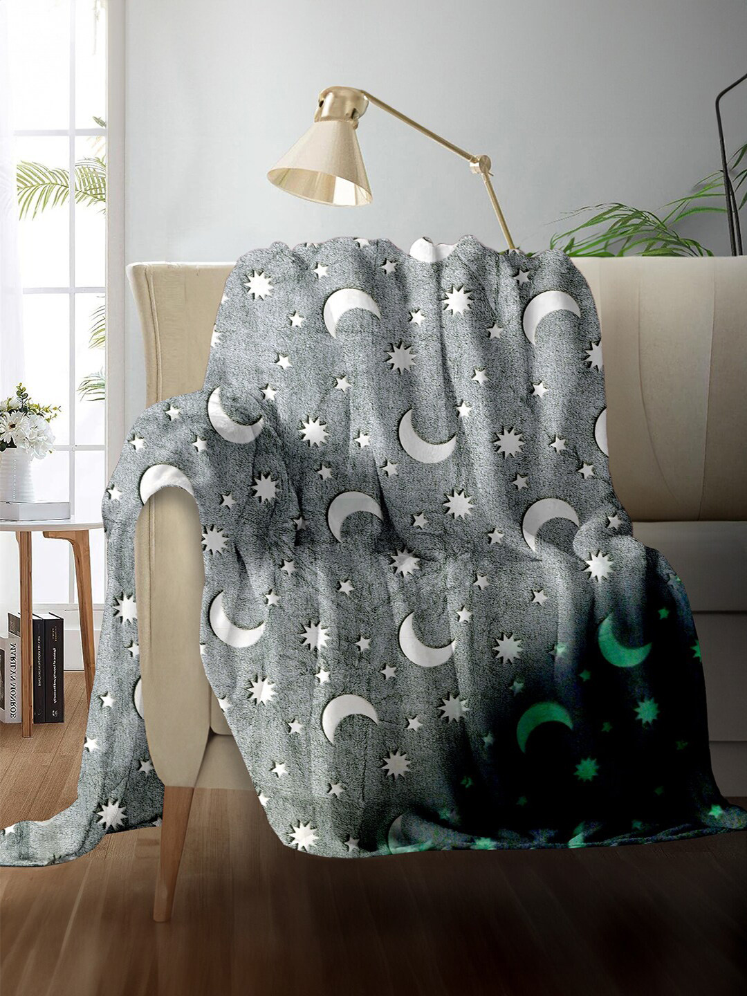 

Cortina Grey & White Glow in the Dark Fleece AC Room Throw