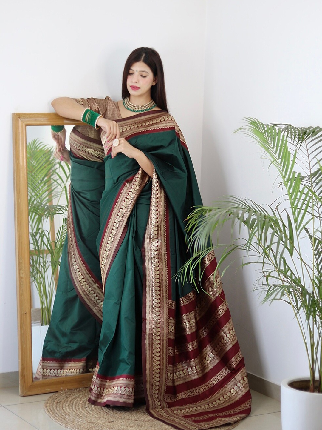 

ALMAARI FASHION Zari Pure Silk Kanjeevaram Saree, Green