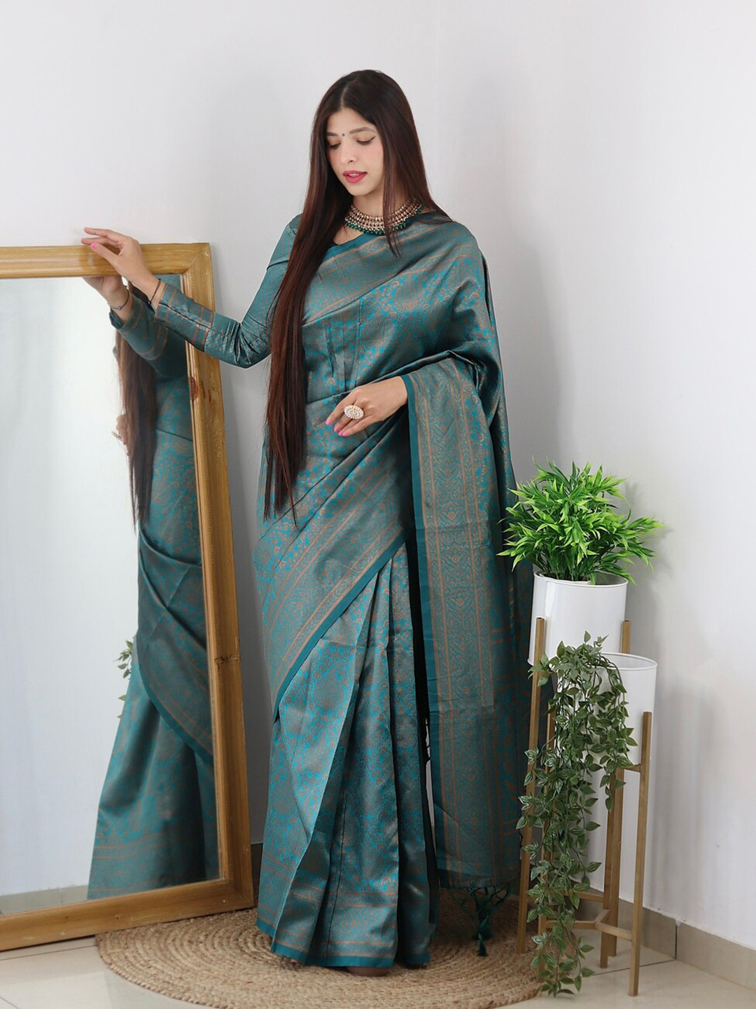 

ALMAARI FASHION Ethnic Motifs Woven Design Zari Pure Silk Kanjeevaram Saree, Green