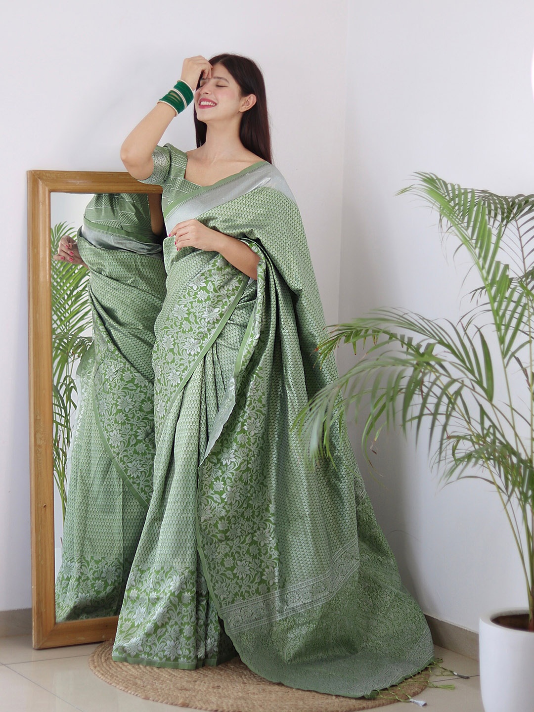 

ALMAARI FASHION Ethnic Motifs Woven Design Zari Pure Silk Kanjeevaram Saree, Green