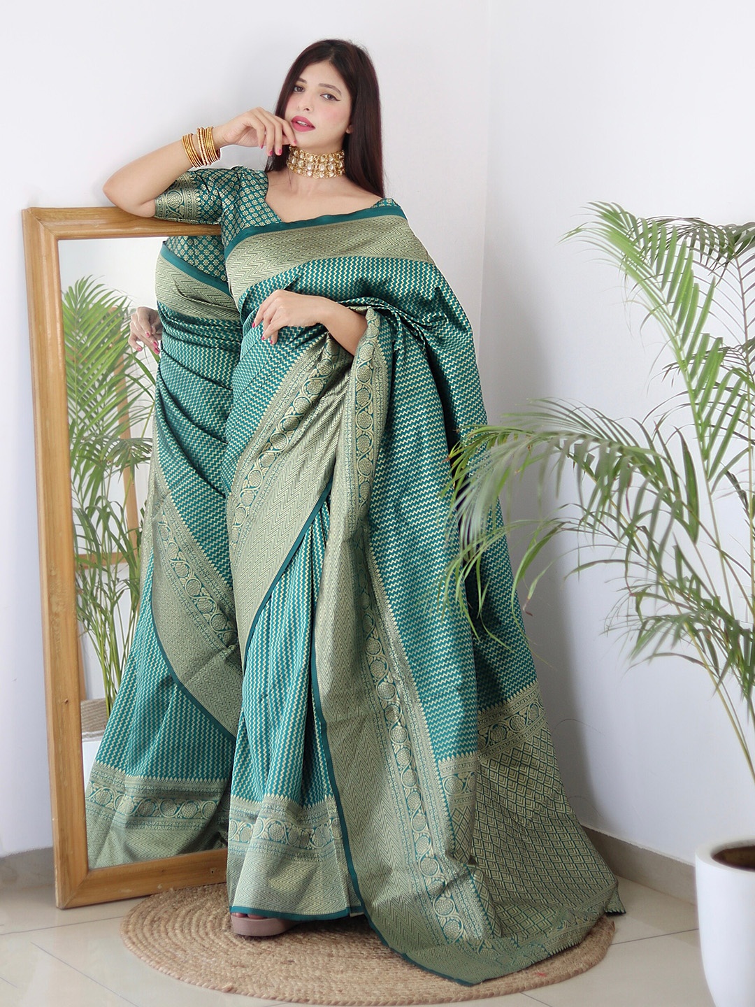 

ALMAARI FASHION Green & Gold-Toned Ethnic Motifs Zari Pure Silk Kanjeevaram Saree