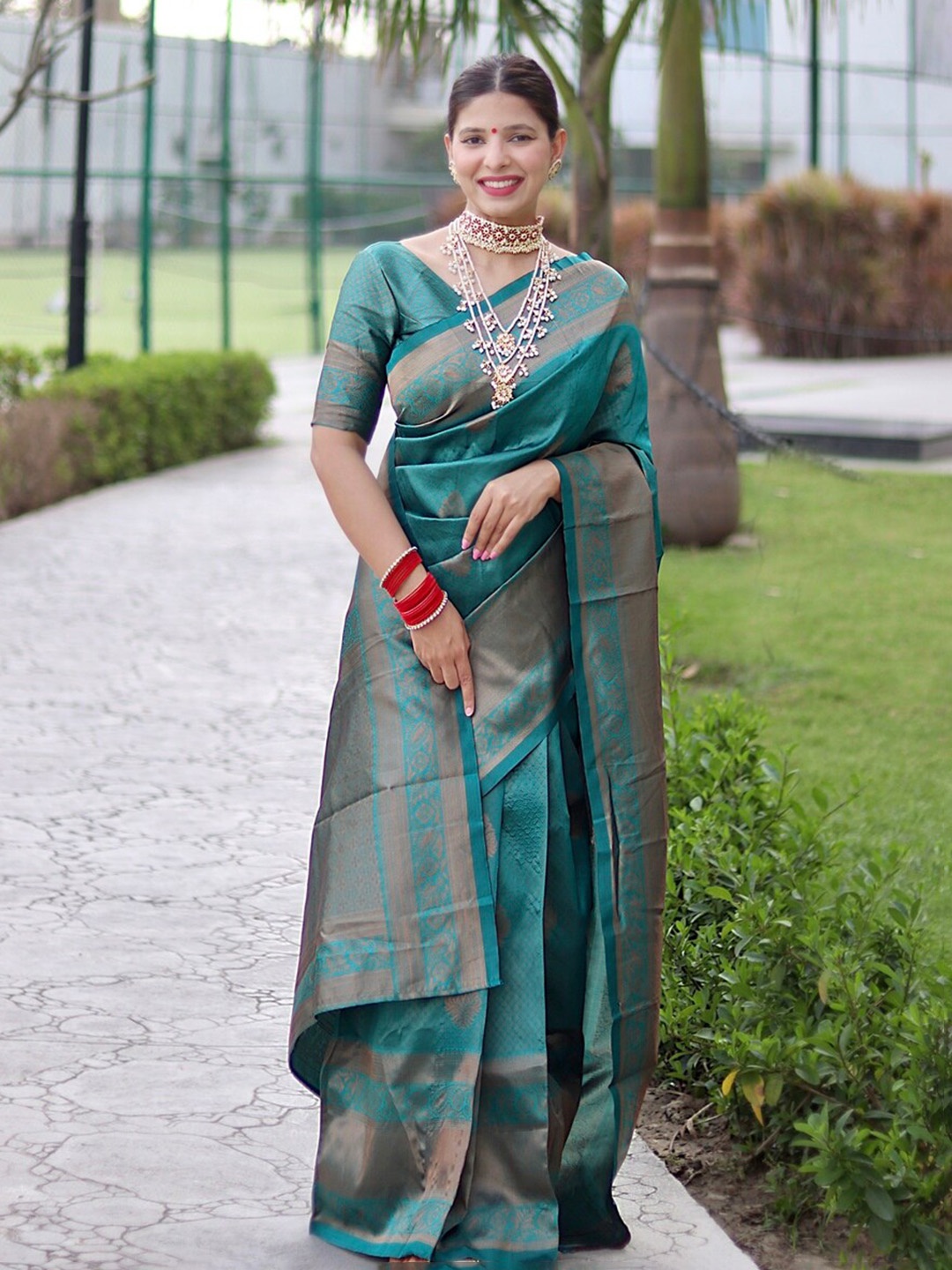 

ALMAARI FASHION Ethnic Motifs Woven Design Zari Detailed Pure Silk Kanjeevaram Saree, Green
