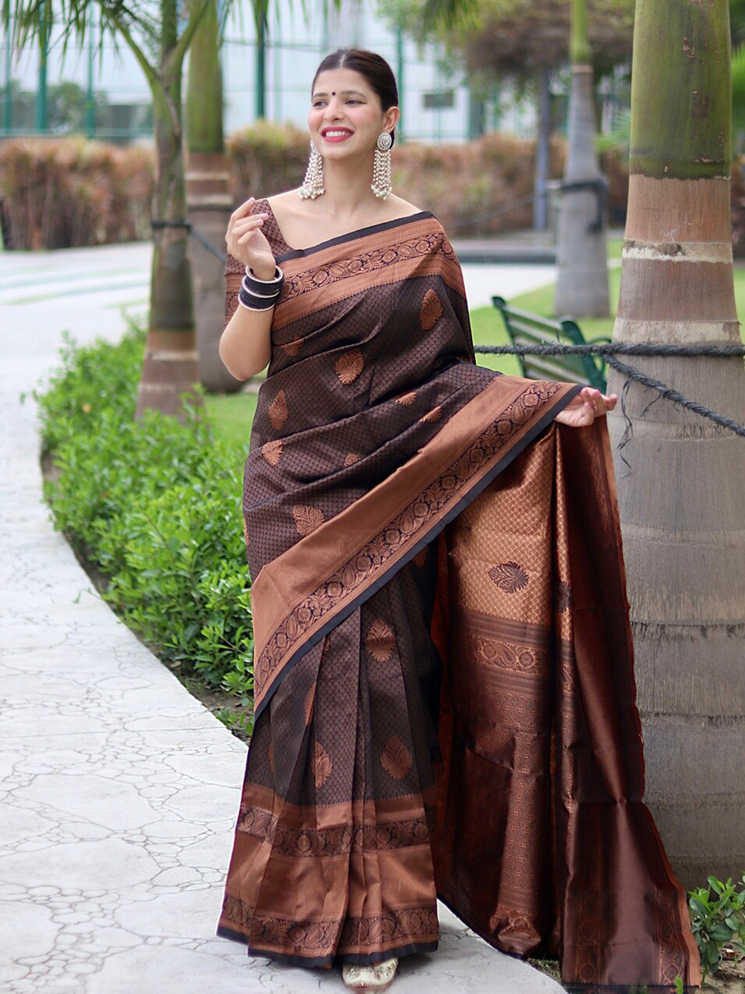 

ALMAARI FASHION Ethnic Motifs Woven Design Zari Detailed Pure Silk Kanjeevaram Saree, Black