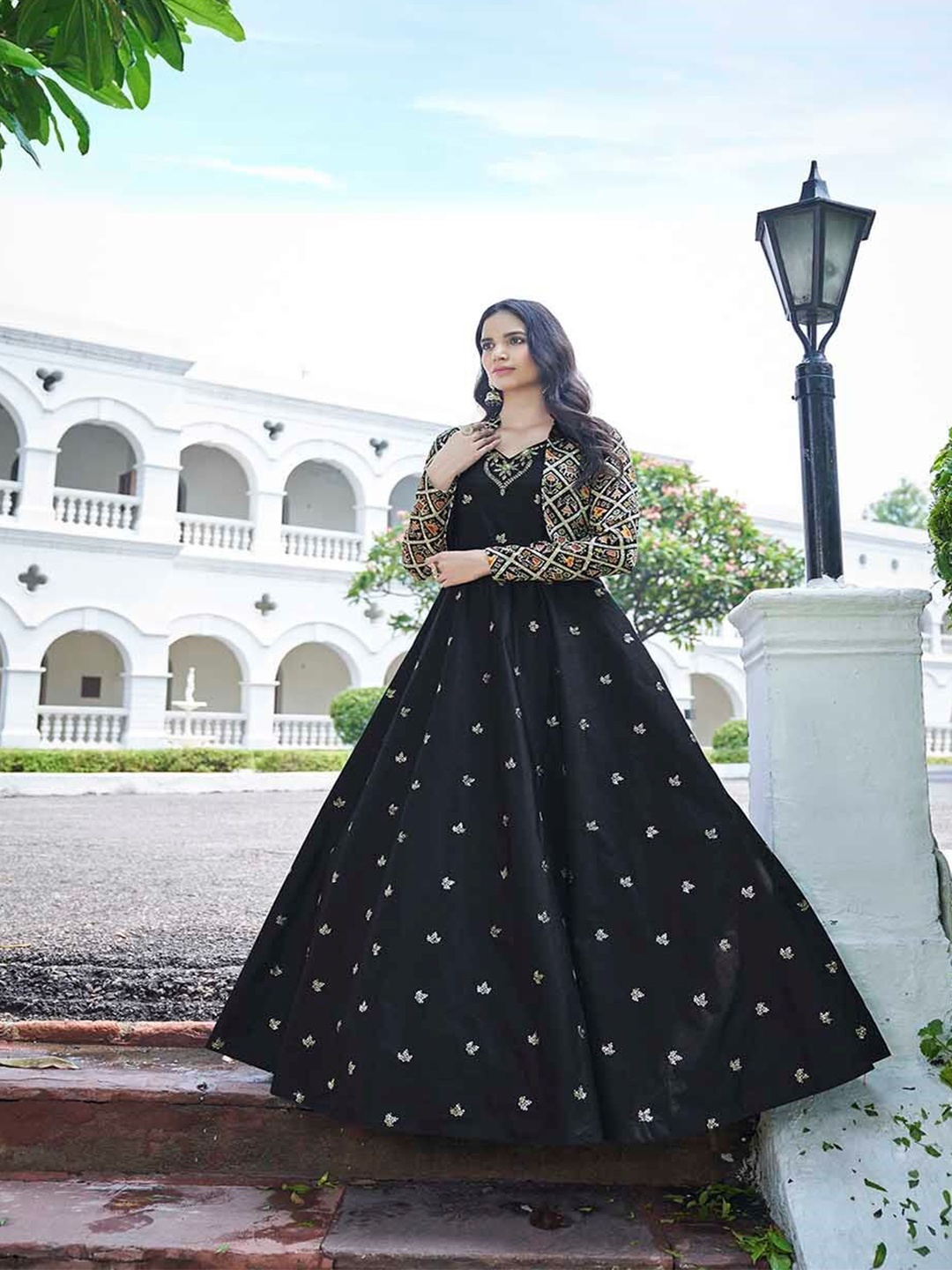 

Mitera Black & Gold-Toned Semi-Stitched Dress Material