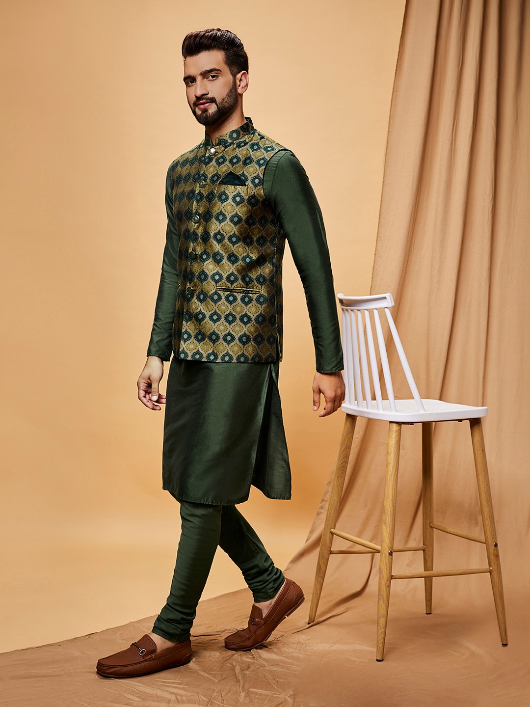 

KISAH Mandarin Collar Kurta With Churidar & Nehru Jacket, Green