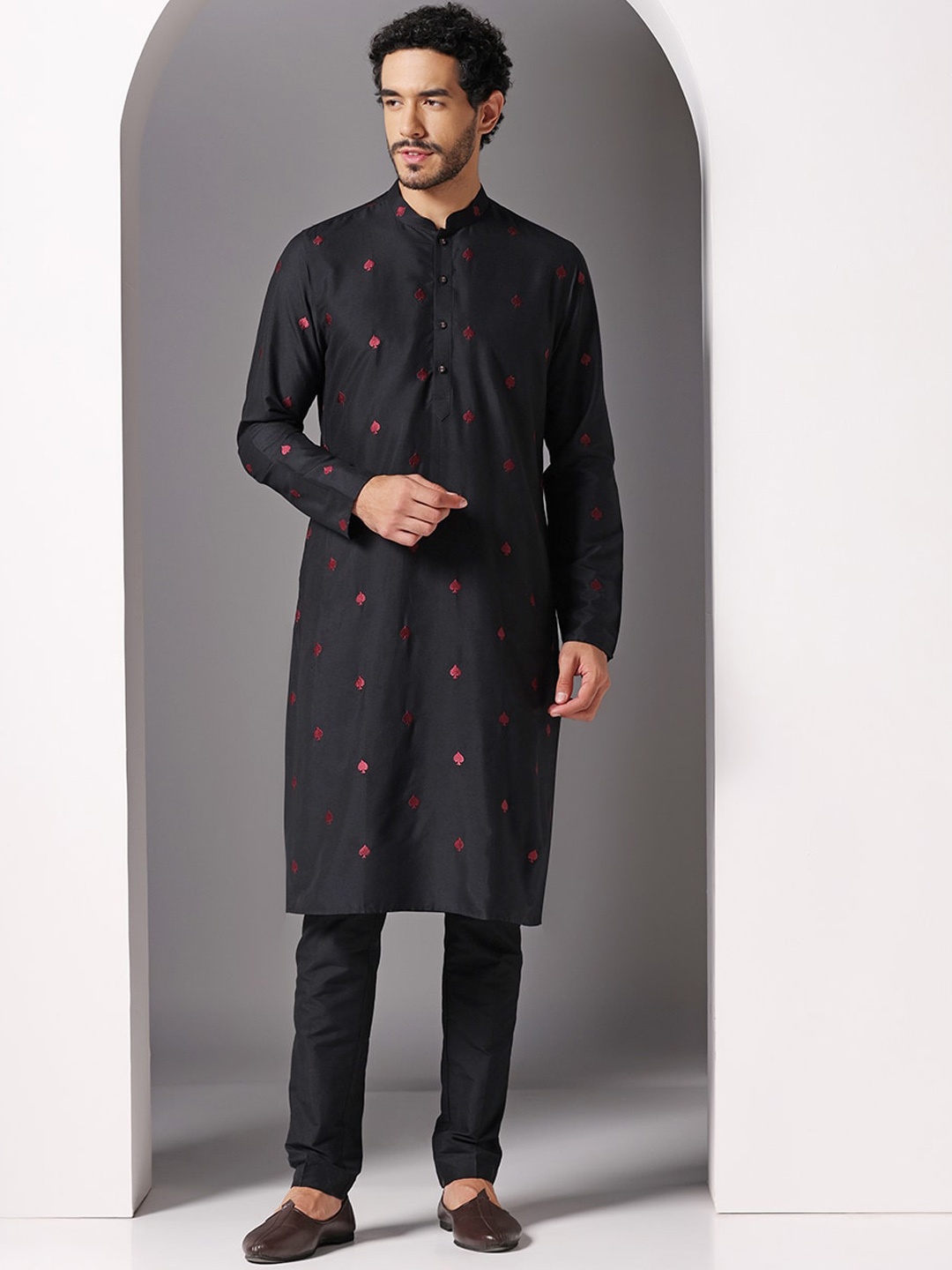 

KISAH Ethnic Motifs Embroidered Mandarin Collar Kurta With Trouser, Black