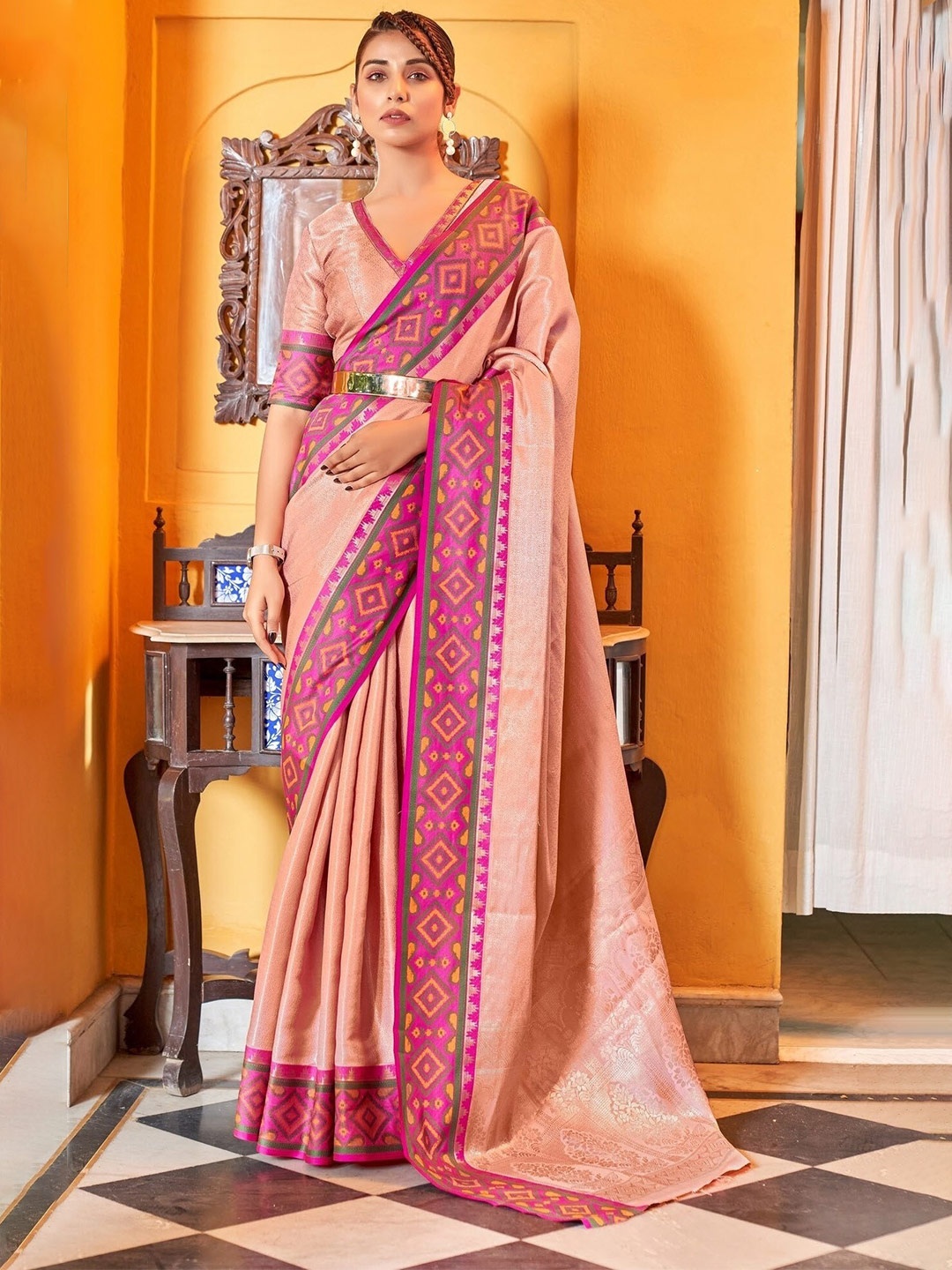 

MAGMINA Geometric Woven Design Zari Kanjeevaram Saree, Pink